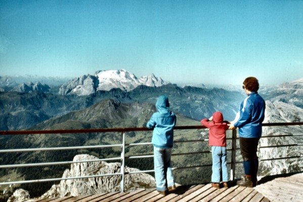 Blick vom Lagazuoi auf Col di Lana und Marmolata (05.08.1979)
