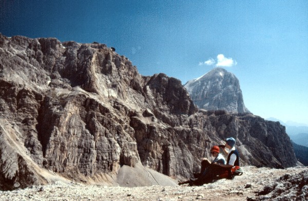 Blick vom Hexenstein-Gipfel auf Lagazuoi und Tofana (23.07.1988)