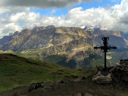 Blick vom Col di Lana auf Hexenstein und Lagazuoi (20.07.2009)