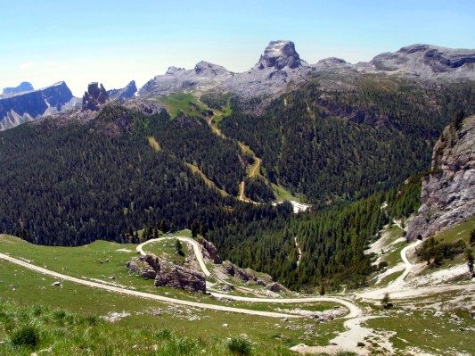 Cinque Torri, Nuvolau und Averau beim Abstieg vom Col dei Bos (29.06.2011)