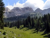 Der grüne Lerosa-Gipfel vor den steilen Felsen der Hohen Gaisl (11.07.2011)
