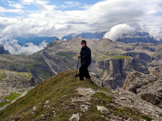 Auf dem Gipfel des Puezkofels mit Blick zum Ciampac und zur Sella (27.07.2014)
