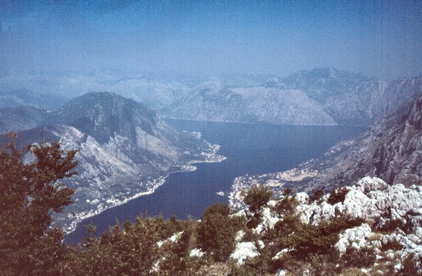 Blick vom Lovcen auf die Bucht von Kotor (29.07.1990)