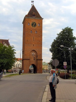Mein Vater vor dem 1314 erbauten Markttor von Elbing am Frischen Haff [2]. (22.06.2008) 