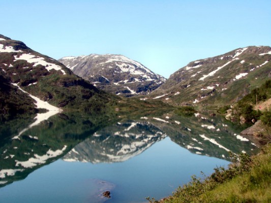 Wunderbare Spiegelung in einem Bergsee im Jotunheimen-Nationalpark. (06.07.2008) 