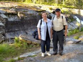 Meine Eltern vor der prähistorischen Felsritzung eines Rentiers bei Steinkjer [13]. (04.07.2008) 