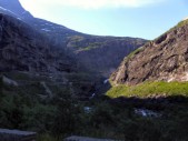 Die Trollstigen überwinden in scharfen Kurven 800 Höhenmeter und führen an einem großen Wasserfall vorbei. (05.07.2008)