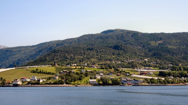 Blick vom Sognefjord auf Vangsnes. (19.07.2017)