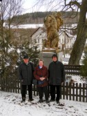 Mit meinen Eltern vor dem Kriegerdenkmal von Klein-Mohrau (01.04.2012)