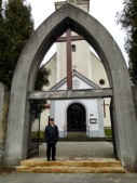 Mein Vater vor seiner Taufkirche in Mährisch-Rothwasser (02.04.2012)