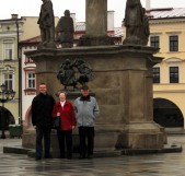 Abschiedsfoto mit meinen Eltern am Neutitscheiner Stadtplatz (05.04.2012)