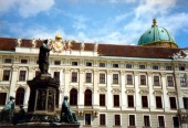 Reichskanzlertrakt der Hofburg mit Denkmal für Kaiser Franz II./I. (13.04.1990)