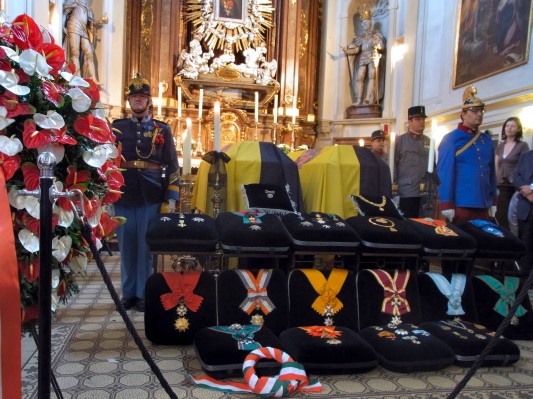 Die Särge von Erzherzog Otto und Erzherzogin Regina in der Kapuzinerkirche mit der Ordensausstellung.