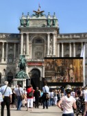 Neue Hofburg mit Erzherzog Eugen-Denkmal und Videoübertragung des Requiems.