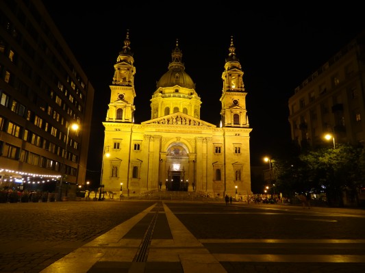Budapest: Stephansbasilika bei Nacht von außen ... (01.07.2012)