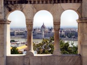 Budapest: Blick von der Fischerbastei zum Parlament (02.07.2012)