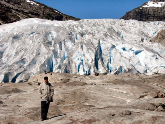 Während wir vor dem Nigardsbreen-Gletscher bleiben, ... (06.07.2008) 
